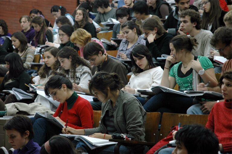 Argentina tiene más alumnos, pero menos graduados