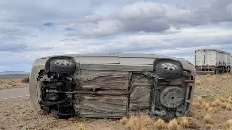 Un hombre murió y una mujer resultó herida tras vuelco en Gobernador Costa