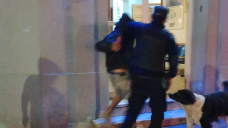 Intentó robar en un auto estacionado en el centro y fue detenido