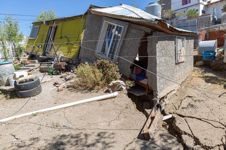 Grietas que siguen creciendo y vecinos que no pueden desarmar sus casas: así está Sismográfica a dos meses del derrumbe