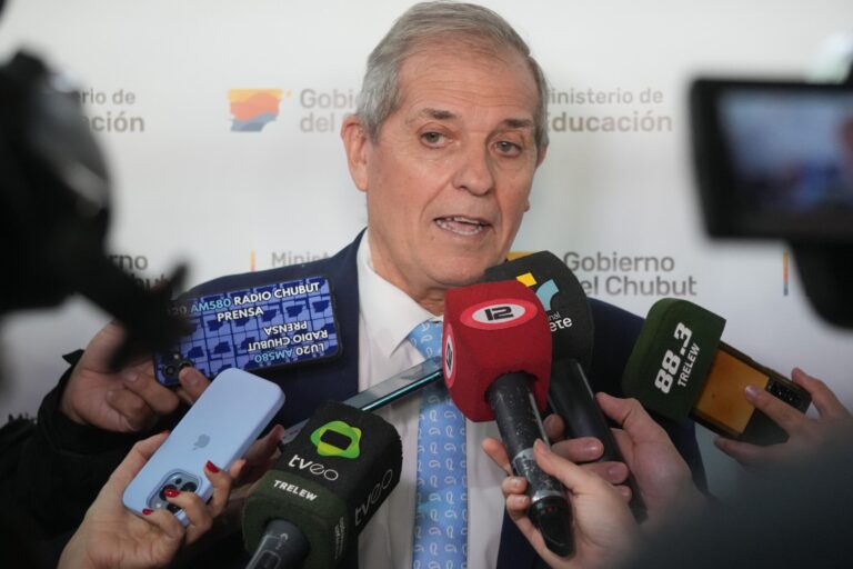 Frente a la posibilidad de un paro docente, Chubut dará un bono extra de 250 mil pesos