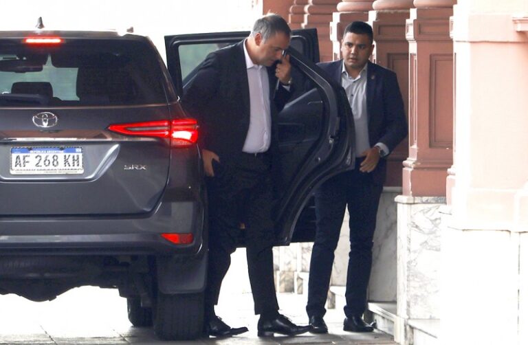 Karina se enojó con Adorni porque no sabía de la casa en el country y ahora Milei levanta a Patricia