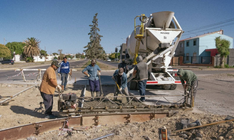 Rawson: avanzan obras en avenida Canito tras recambio de caño cloacal