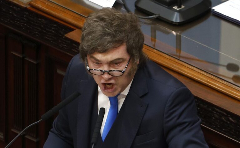 Milei furioso con Clarín por la tapa de Libra: «Son la mafia mediática»