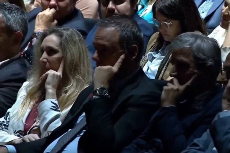 Karina furiosa porque Santiago se coló en la primera fila y encima Milei lo elogió