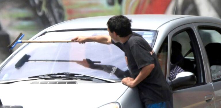 Aprobaron la ordenanza que prohíbe a los limpiavidrios en los semáforos de Comodoro