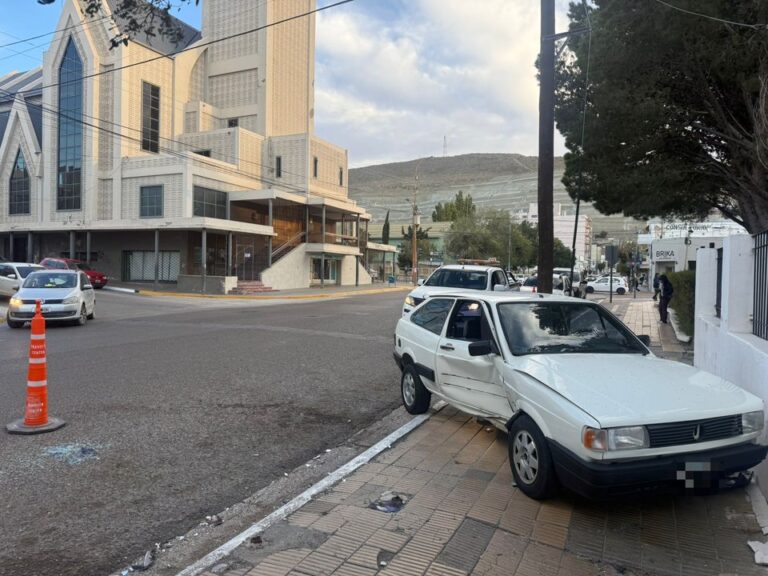 Vehículo con daños por choque estacionado sobre la vereda en una esquina céntrica de Comodoro Rivadavia.