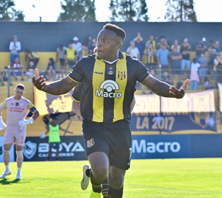 Jugadores de Deportivo Madryn y San Martín de Tucumán durante el partido en el estadio Abel Sastre de Puerto Madryn.
