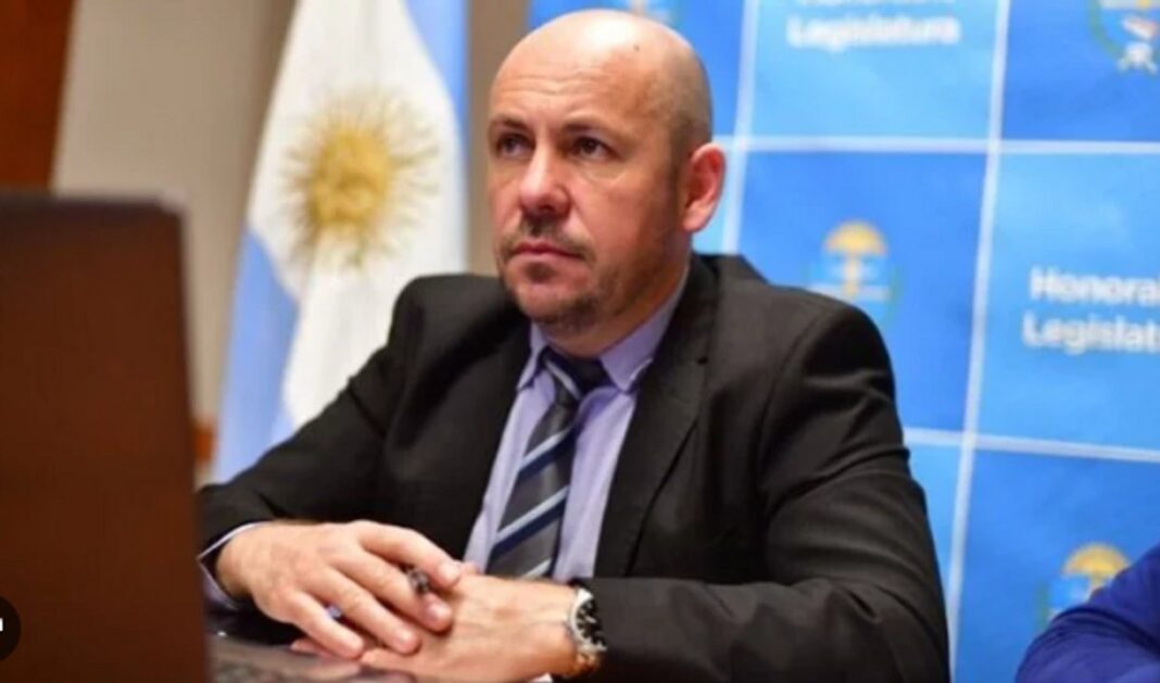 Ilustración de un vehículo y elementos de seguridad relacionados con un hecho delictivo en Puerto Madryn, Chubut.