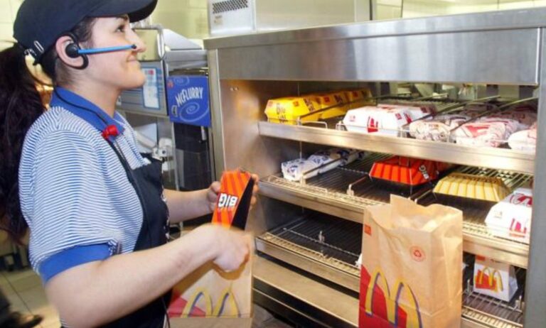 Ilustración de la fachada de un local de McDonald's con logotipo, representando la nueva sucursal en Comodoro Rivadavia.