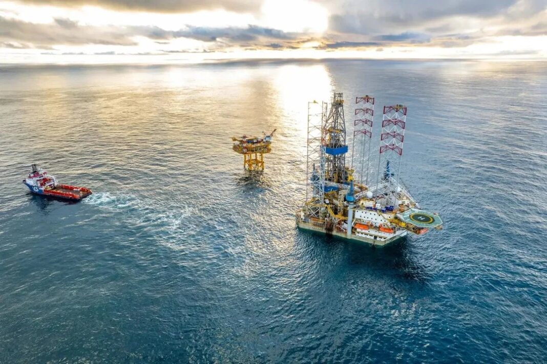 Vista aérea de Comodoro Rivadavia y el mar Atlántico, con referencia simbólica a las Islas Malvinas.