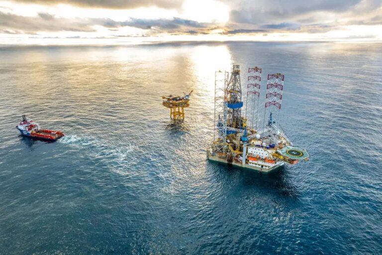 Vista aérea de Comodoro Rivadavia y el mar Atlántico, con referencia simbólica a las Islas Malvinas.
