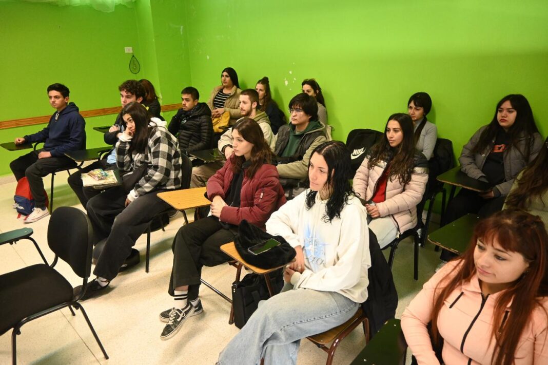 Estudiantes en curso de informantes turísticos en Puerto Madryn