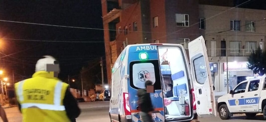 Accidente de tránsito en intersección de Comodoro Rivadavia con presencia policial