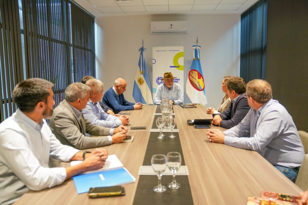 Intendente Othar Macharashvili en reunión con ejecutivos de la empresa Camuzzi.