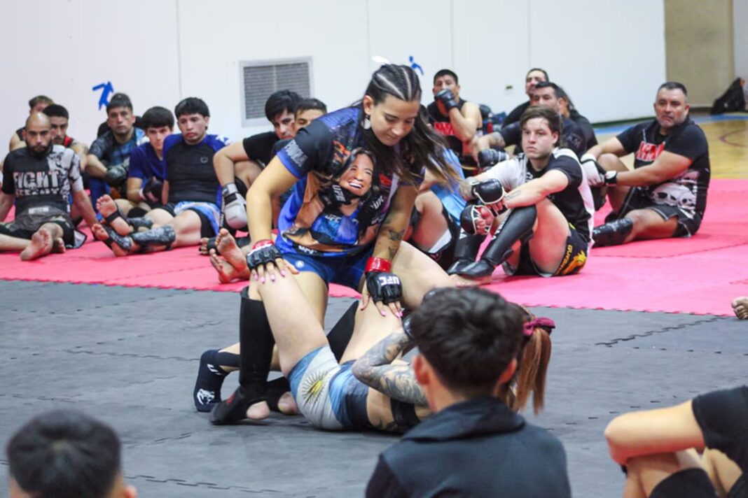 Ailín Pérez durante seminario de MMA en Comodoro Rivadavia