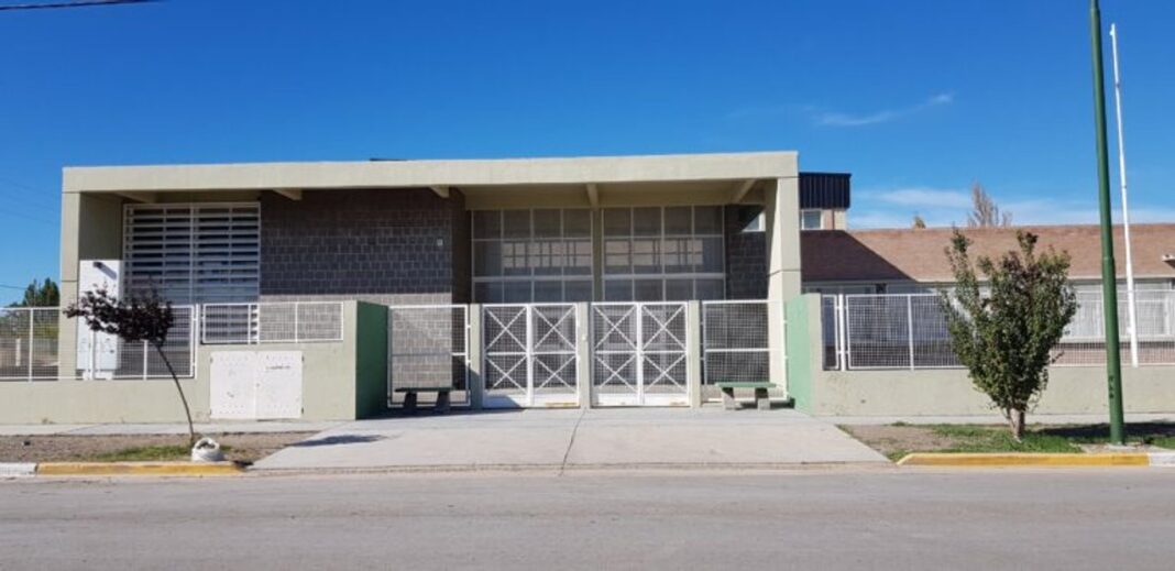 Policía durante allanamiento por amenazas escolares en Chubut