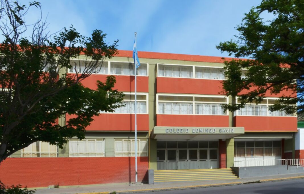 Exterior del colegio Santo Domingo Savio en Comodoro Rivadavia, Chubut.