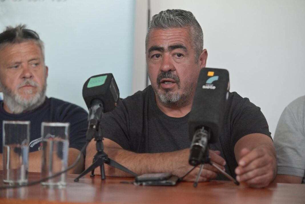 Ministro de Seguridad de Chubut, Héctor Iturrioz, hablando en conferencia de prensa.