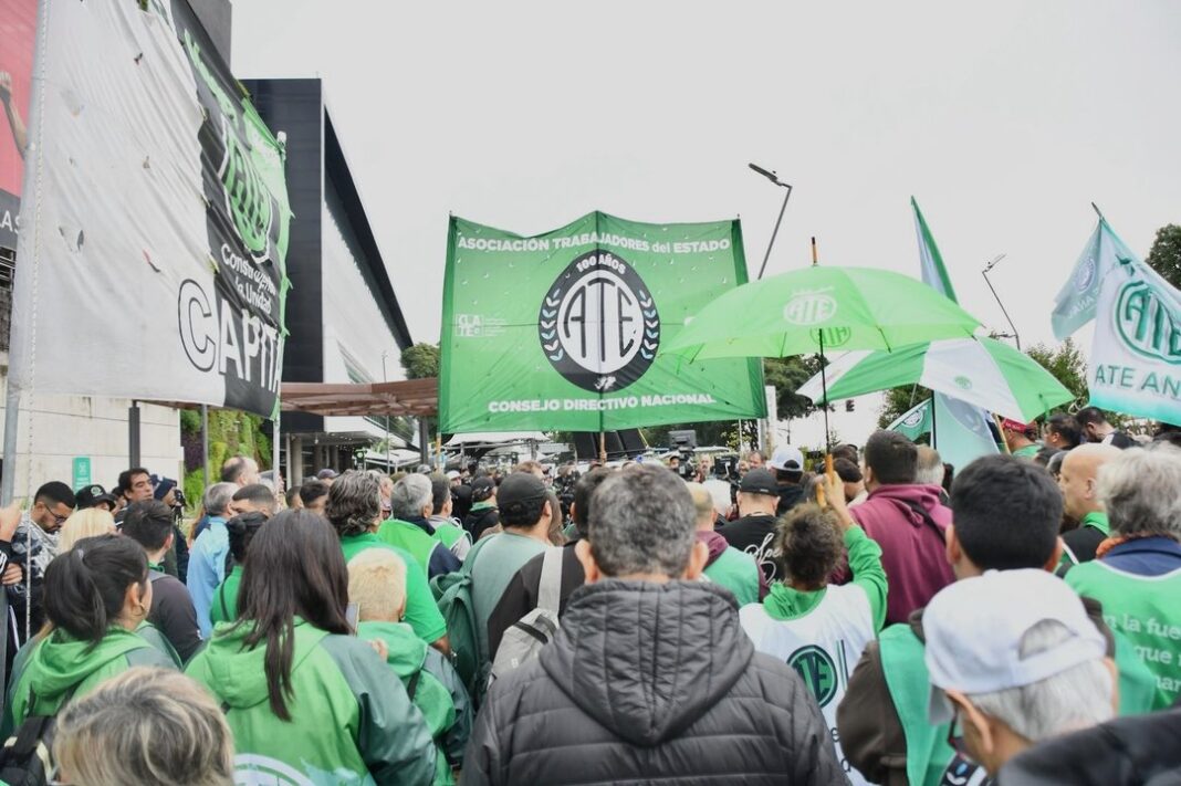 Manifestación de trabajadores estatales en la ciudad de Comodoro Rivadavia, Chubut.