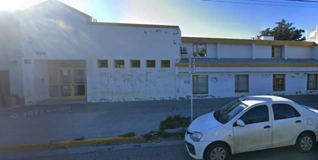 Ilustración referencial de la justicia y una silueta infantil, en contexto del caso judicial.