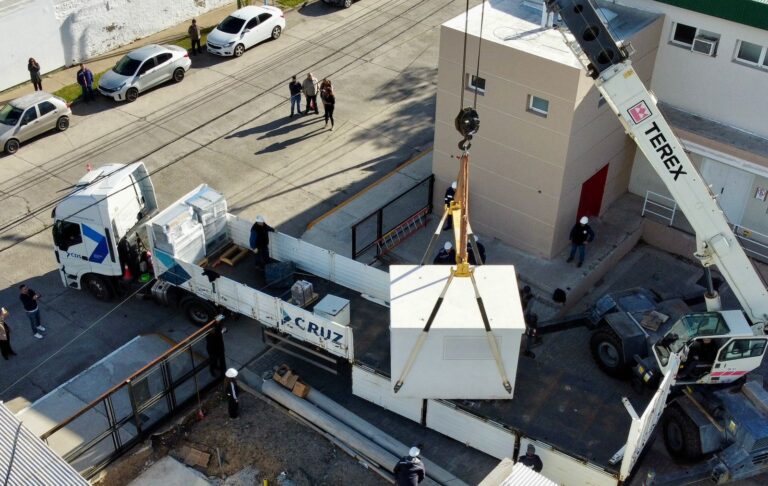 Trabajos de instalación de la subestación transformadora en el Hospital Santa Teresita de Rawson, Chubut.