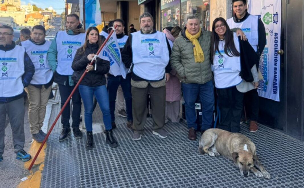 Trabajadores bancarios en protesta frente a una sede del Banco Central en Comodoro Rivadavia