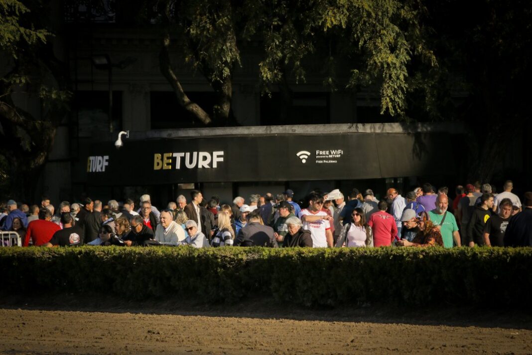 Logo de Beturf sobre fondo de un hipódromo