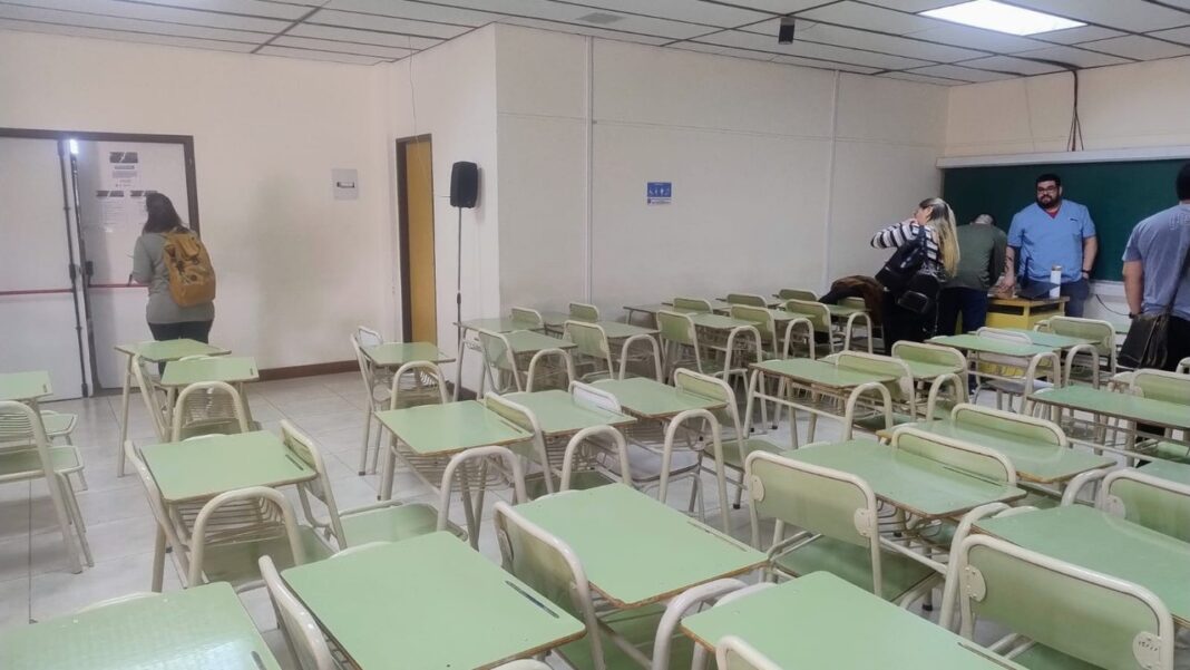 Policía en las afueras de una escuela en Caleta Olivia durante el operativo por amenazas de tiroteo