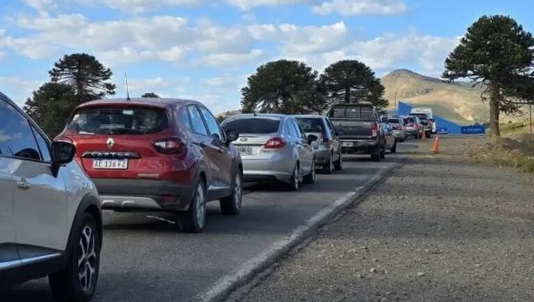 Reloj mostrando dos husos horarios diferentes, con un mapa de la frontera argentino-chilena de fondo.