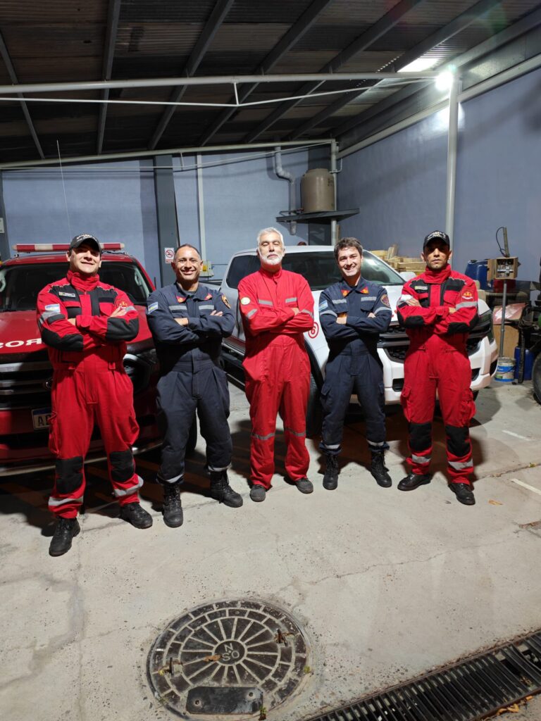 Instructores y bomberos durante una práctica de rescate técnico con cuerdas en Puerto Madryn