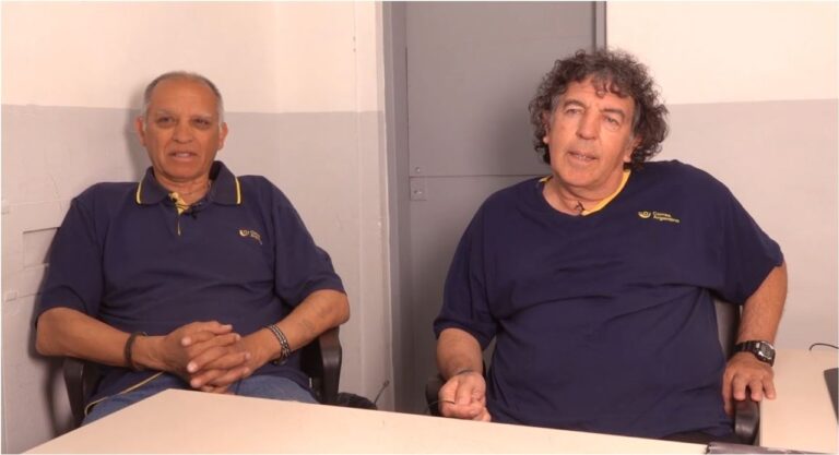 Cartero de Comodoro Rivadavia repartiendo correspondencia en un barrio antiguo de la ciudad.