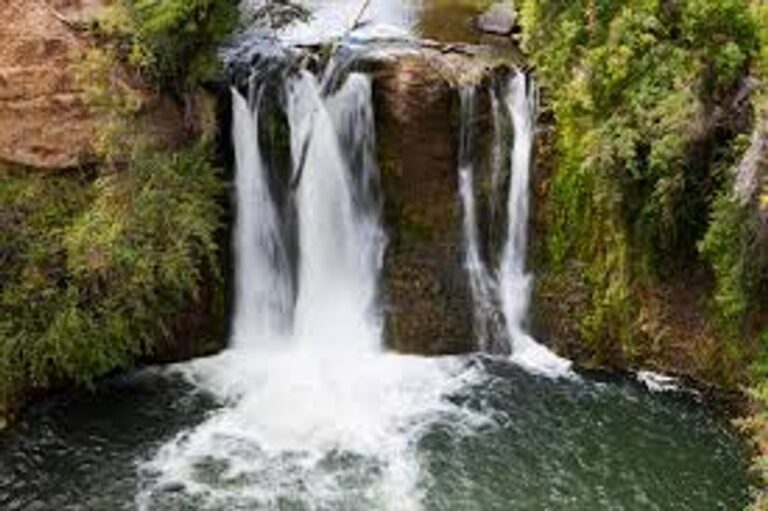 Vista de uno de los saltos de agua de las cascadas Nant y Fall en Trevelin, Chubut.