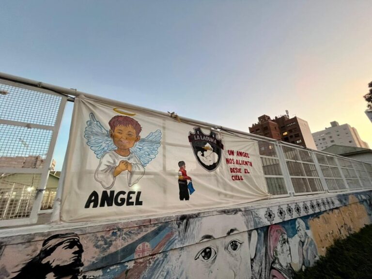Ilustración representativa de un proceso judicial familiar con símbolos de justicia y familia.