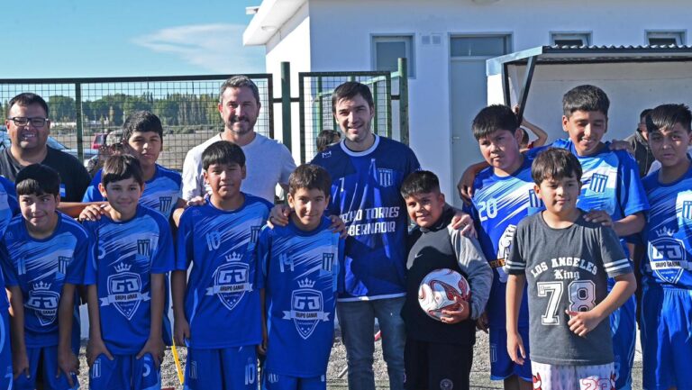 Autoridades recorren las instalaciones del Centro Deportivo Trelew (CEDETRE) tras su reapertura.