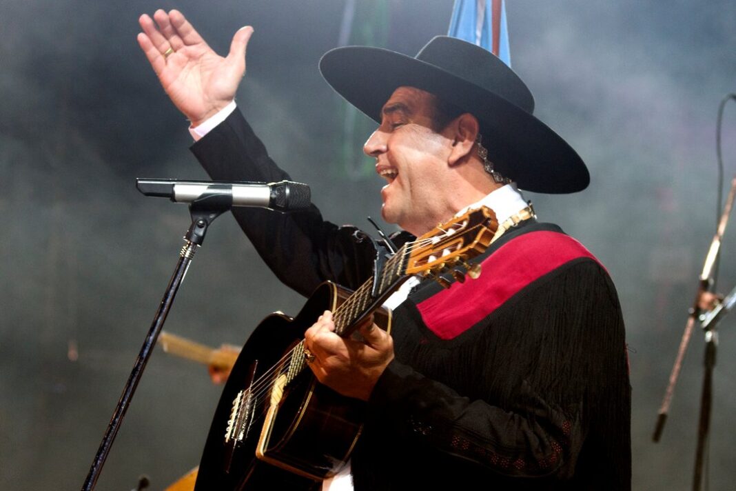 El Chaqueño Palavecino en un escenario durante una presentación folklórica.