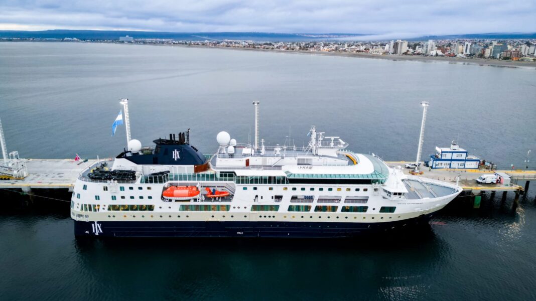 Buque de pasajeros Fram amarrado en el Muelle Comandante Luis Piedra Buena, Puerto Madryn, Chubut.