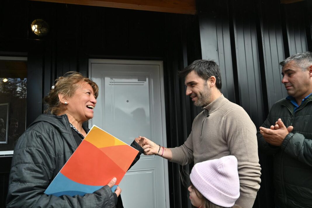 Entrega de llaves de viviendas a familias en la Comarca Andina, Chubut