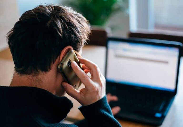 Ilustración conceptual de un agente virtual y elementos de tecnología digital sobre un mapa de la provincia de Chubut.