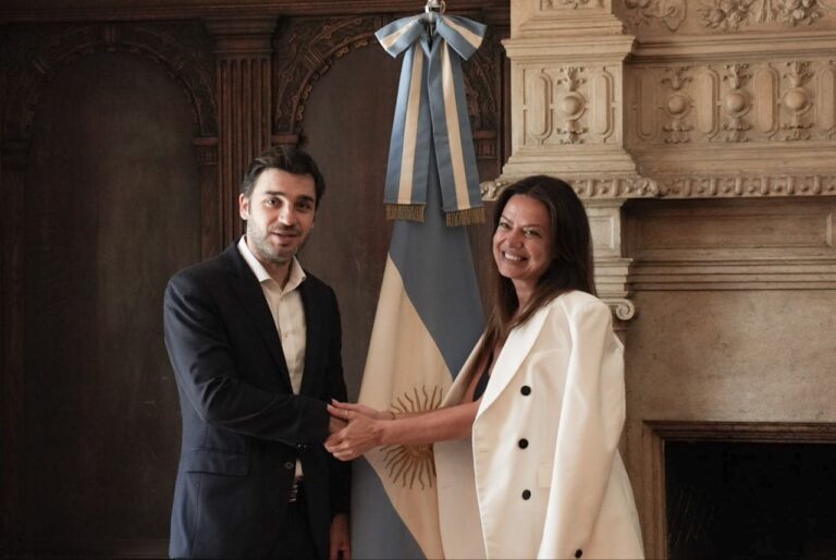 El gobernador Ignacio Torres y la ministra Sandra Pettovello durante la firma del acuerdo.