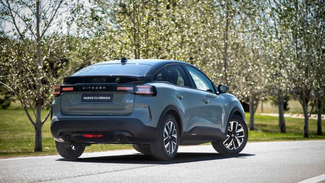 Vista frontal del nuevo Citroën C4 Híbrido, un crossover de color gris, en exhibición.