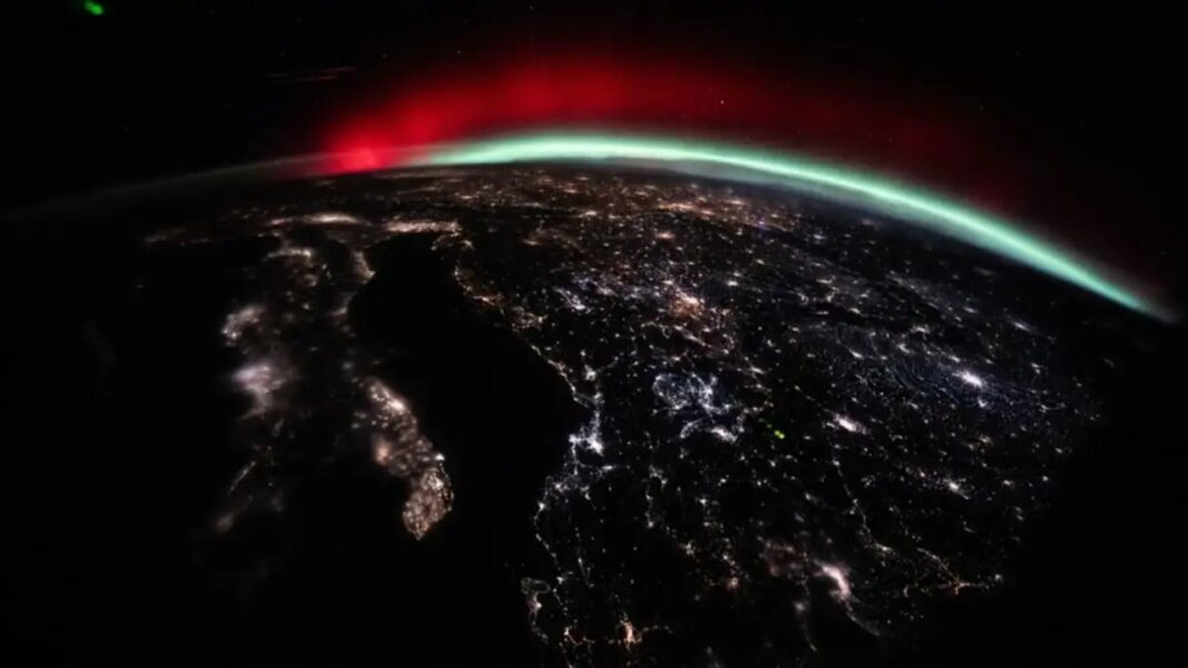 Fotografía de la Tierra tomada desde el espacio por la misión Artemis II, mostrando el planeta iluminado en la oscuridad.