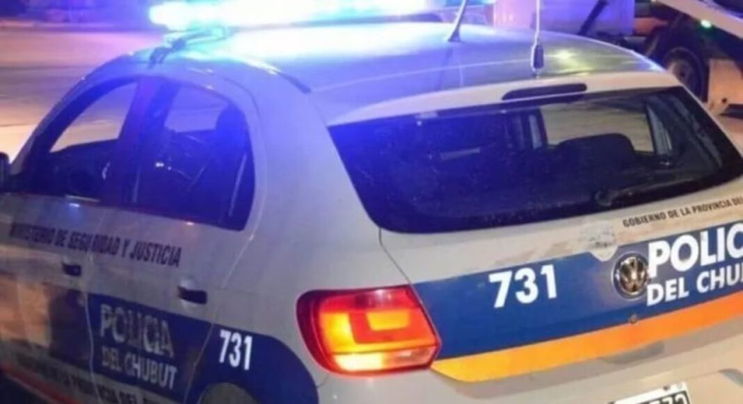 Ilustración de una balanza de la justicia con el paisaje de la meseta chubutense de fondo.