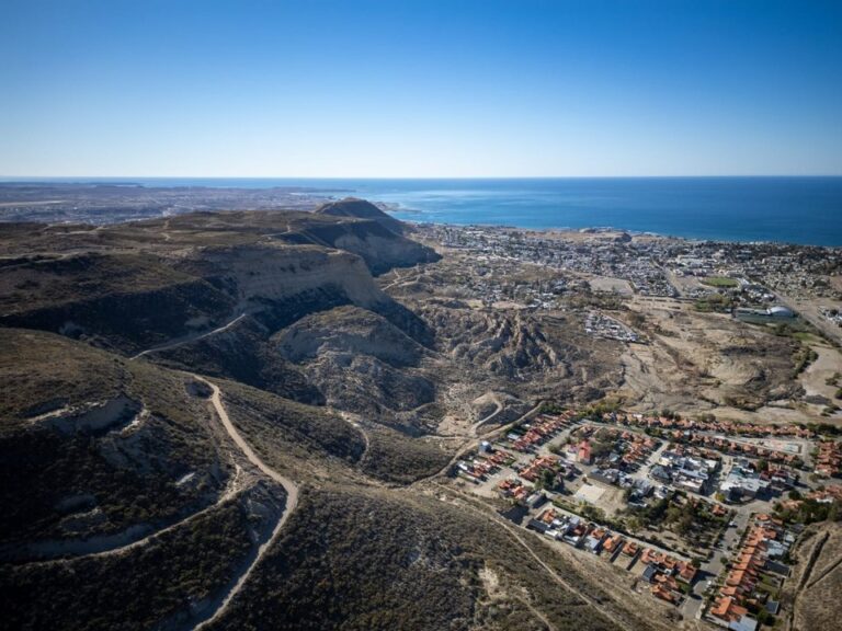 Funcionarios municipales supervisan los trabajos de consolidación del camino en el Cerro Hermitte, Comodoro Rivadavia.