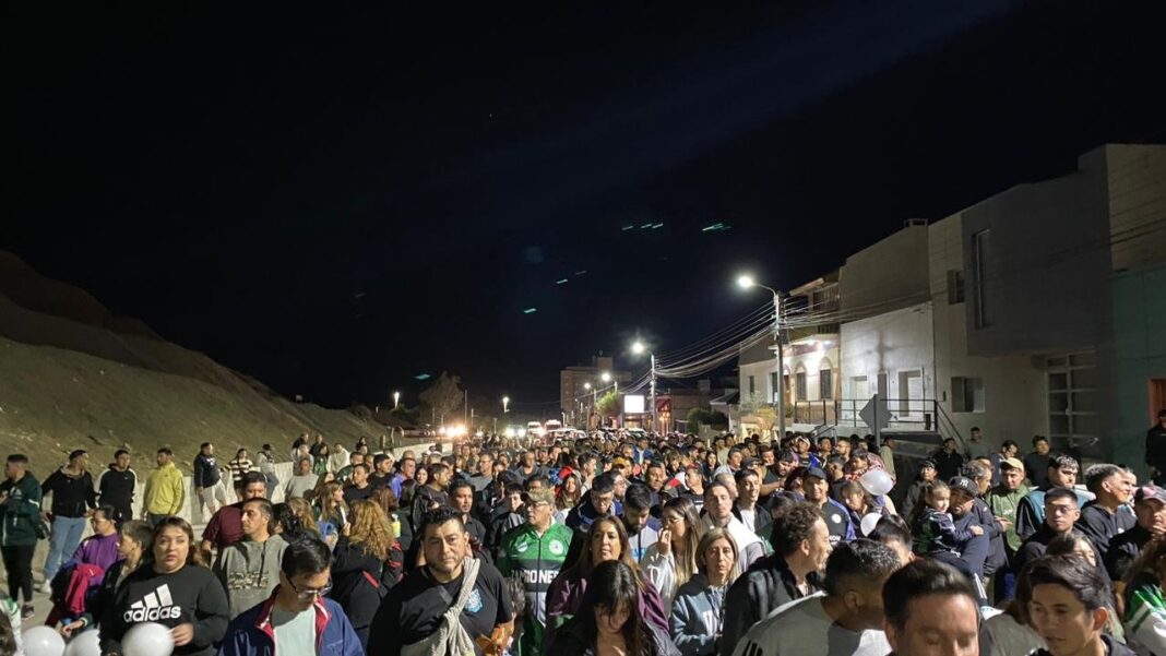 Manifestantes durante la marcha por justicia en Comodoro Rivadavia