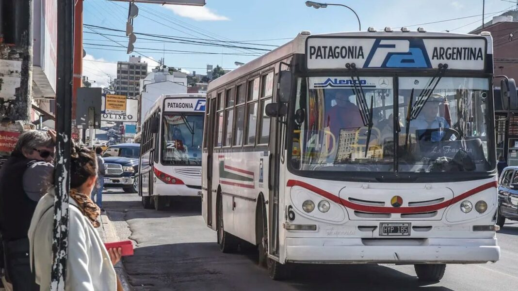 Colectivo urbano detenido en una calle de Comodoro Rivadavia