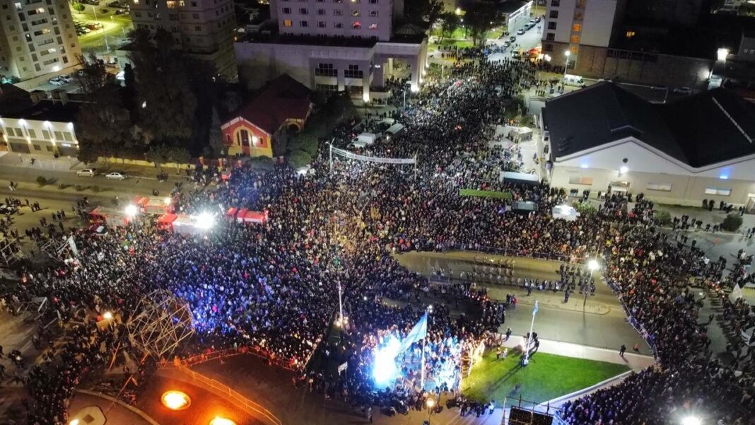 Vista aérea de la multitud congregada en el centro de Comodoro Rivadavia durante el acto por Malvinas.