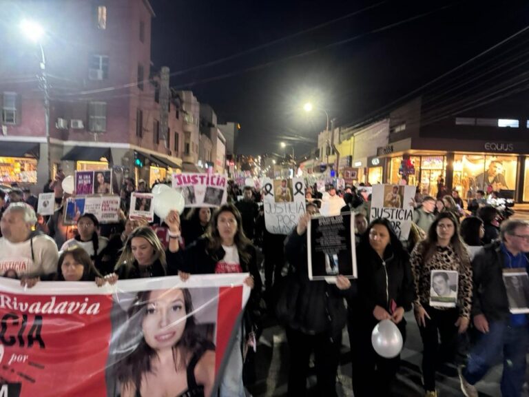 Manifestantes durante la marcha por justicia para Ángel López en Comodoro Rivadavia.