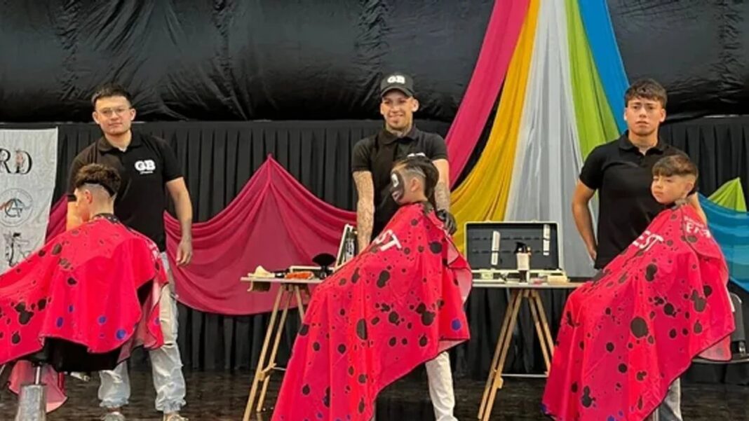 Peluqueros realizando cortes de cabello durante una jornada solidaria en Comodoro Rivadavia