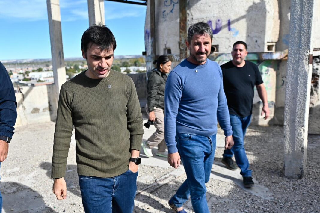 Gobernador Ignacio Torres e Intendente Gerardo Merino en el predio de la calera abandonada del barrio Corradi, Trelew.